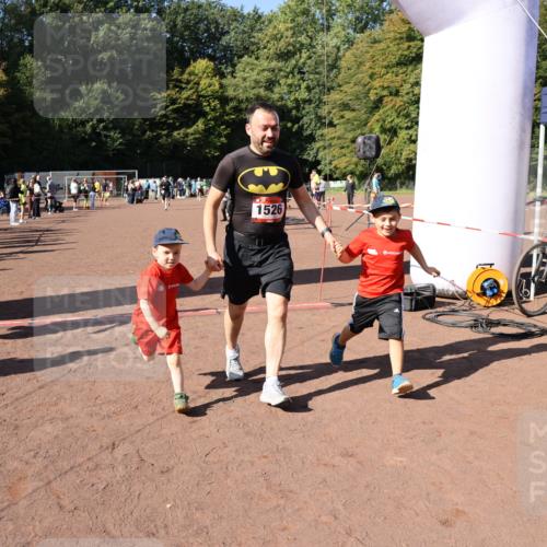 27.09.2026 - 35. Volkslauf durch das schöne Alstertal Strokosch-Dieckow http://msf.ph/oto/10586153 27.09.2026 11:52:51 Ziel 1526, 1552, 2470, 3154 meine-sportfotos.de