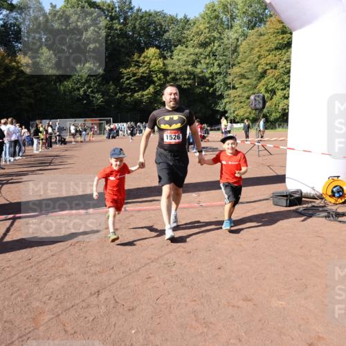 27.09.2026 - 35. Volkslauf durch das schöne Alstertal Strokosch-Dieckow http://msf.ph/oto/10586158 27.09.2026 11:52:51 Ziel 1526, 1552, 2470, 3154 meine-sportfotos.de