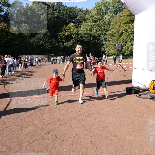 27.09.2026 - 35. Volkslauf durch das schöne Alstertal Strokosch-Dieckow http://msf.ph/oto/10586161 27.09.2026 11:52:50 Ziel 1526, 1552, 3154 meine-sportfotos.de