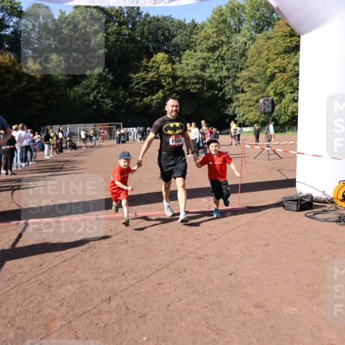 27.09.2026 - 35. Volkslauf durch das schöne Alstertal Strokosch-Dieckow http://msf.ph/oto/10586163 27.09.2026 11:52:50 Ziel 1526, 1552, 3154 meine-sportfotos.de