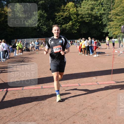 27.09.2026 - 35. Volkslauf durch das schöne Alstertal Strokosch-Dieckow http://msf.ph/oto/10586174 27.09.2026 11:52:42 Ziel 1021, 1526, 1576, 3030, 3154 meine-sportfotos.de