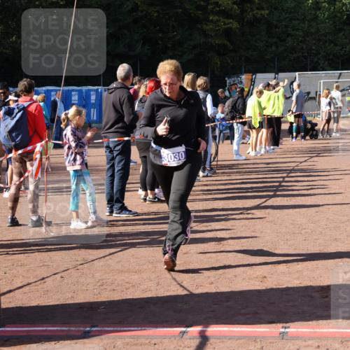 27.09.2026 - 35. Volkslauf durch das schöne Alstertal Strokosch-Dieckow http://msf.ph/oto/10586182 27.09.2026 11:52:41 Ziel 1021, 1576, 3030 meine-sportfotos.de