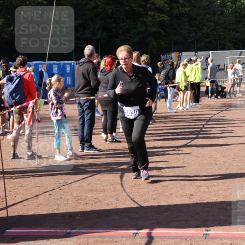 27.09.2026 - 35. Volkslauf durch das schöne Alstertal Strokosch-Dieckow http://msf.ph/oto/10586184 27.09.2026 11:52:41 Ziel 1021, 1576, 3030 meine-sportfotos.de