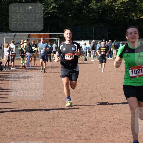 27.09.2026 - 35. Volkslauf durch das schöne Alstertal Strokosch-Dieckow http://msf.ph/oto/10586190 27.09.2026 11:52:39 Ziel 1021, 1576, 3030 meine-sportfotos.de