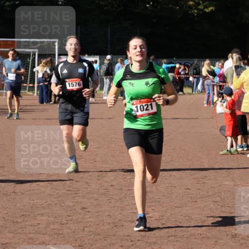 27.09.2026 - 35. Volkslauf durch das schöne Alstertal Strokosch-Dieckow http://msf.ph/oto/10586192 27.09.2026 11:52:39 Ziel 1021, 1576, 3030 meine-sportfotos.de