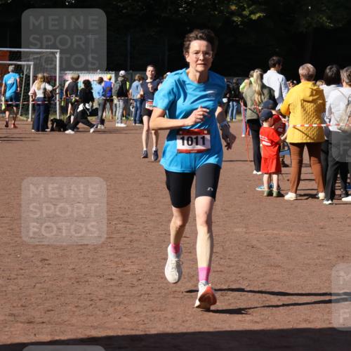 27.09.2026 - 35. Volkslauf durch das schöne Alstertal Strokosch-Dieckow http://msf.ph/oto/10586217 27.09.2026 11:52:21 Ziel 1008, 1011 meine-sportfotos.de