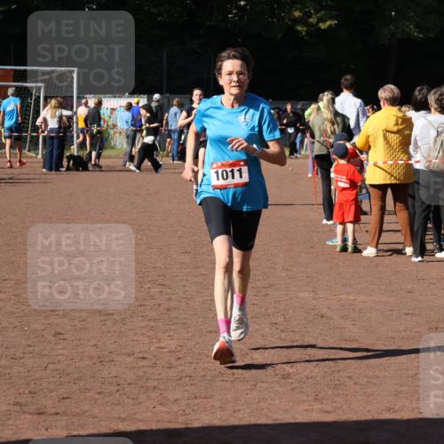 27.09.2026 - 35. Volkslauf durch das schöne Alstertal Strokosch-Dieckow http://msf.ph/oto/10586222 27.09.2026 11:52:20 Ziel 1008, 1011 meine-sportfotos.de