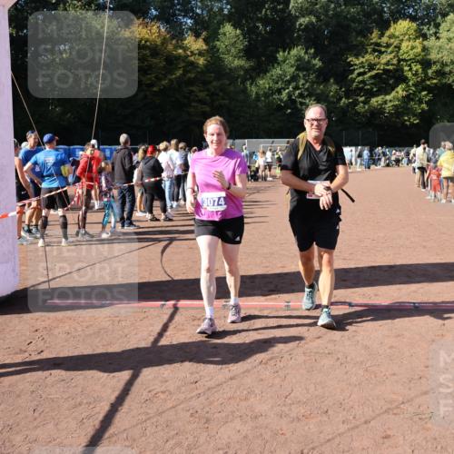 27.09.2026 - 35. Volkslauf durch das schöne Alstertal Strokosch-Dieckow http://msf.ph/oto/10586227 27.09.2026 11:51:56 Ziel 3074, 3075 meine-sportfotos.de