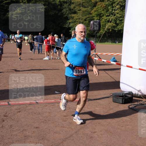 27.09.2026 - 35. Volkslauf durch das schöne Alstertal Strokosch-Dieckow http://msf.ph/oto/10586286 27.09.2026 12:11:35 Ziel 1051, 1597, 2081, 2145, 2251, 2490 meine-sportfotos.de
