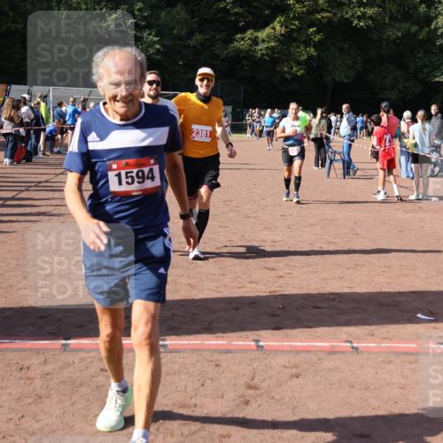 27.09.2026 - 35. Volkslauf durch das schöne Alstertal Strokosch-Dieckow http://msf.ph/oto/10586317 27.09.2026 12:11:23 Ziel 1051, 1124, 1594, 1610, 2380, 2381, 2463 meine-sportfotos.de
