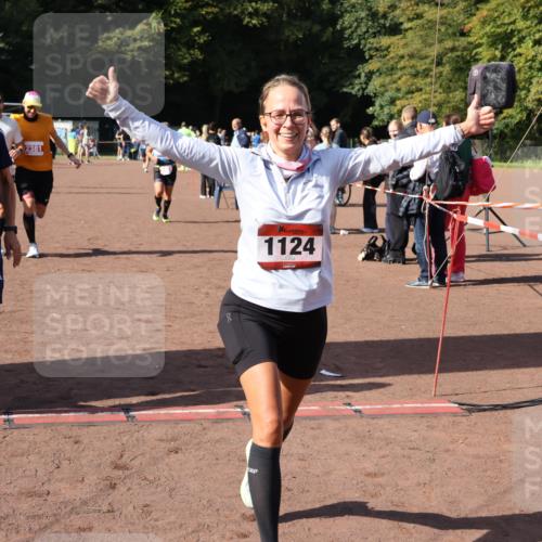 27.09.2026 - 35. Volkslauf durch das schöne Alstertal Strokosch-Dieckow http://msf.ph/oto/10586321 27.09.2026 12:11:21 Ziel 1124, 1594, 2380, 2381, 2463 meine-sportfotos.de