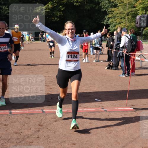 27.09.2026 - 35. Volkslauf durch das schöne Alstertal Strokosch-Dieckow http://msf.ph/oto/10586326 27.09.2026 12:11:21 Ziel 1124, 1594, 2380, 2381, 2463 meine-sportfotos.de