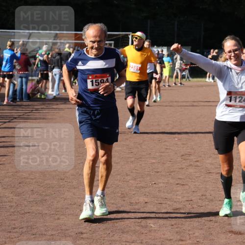 27.09.2026 - 35. Volkslauf durch das schöne Alstertal Strokosch-Dieckow http://msf.ph/oto/10586335 27.09.2026 12:11:20 Ziel 1124, 1594, 2380, 2381, 2463 meine-sportfotos.de