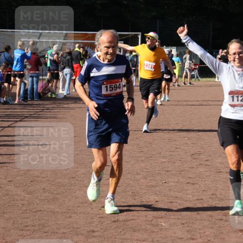 27.09.2026 - 35. Volkslauf durch das schöne Alstertal Strokosch-Dieckow http://msf.ph/oto/10586337 27.09.2026 12:11:20 Ziel 1124, 1594, 2380, 2381, 2463 meine-sportfotos.de