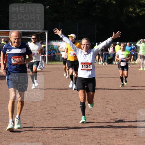 27.09.2026 - 35. Volkslauf durch das schöne Alstertal Strokosch-Dieckow http://msf.ph/oto/10586347 27.09.2026 12:11:18 Ziel 1124, 1594, 1605, 2380, 2381, 2463 meine-sportfotos.de