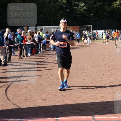 27.09.2026 - 35. Volkslauf durch das schöne Alstertal Strokosch-Dieckow http://msf.ph/oto/10586358 27.09.2026 12:11:04 Ziel 1601, 2421 meine-sportfotos.de
