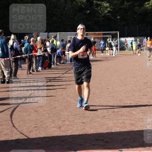 27.09.2026 - 35. Volkslauf durch das schöne Alstertal Strokosch-Dieckow http://msf.ph/oto/10586363 27.09.2026 12:11:04 Ziel 1601, 2421 meine-sportfotos.de