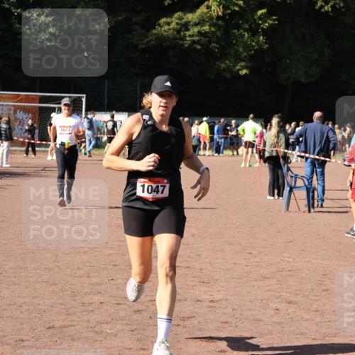 27.09.2026 - 35. Volkslauf durch das schöne Alstertal Strokosch-Dieckow http://msf.ph/oto/10586405 27.09.2026 12:10:36 Ziel 1047, 1673 meine-sportfotos.de