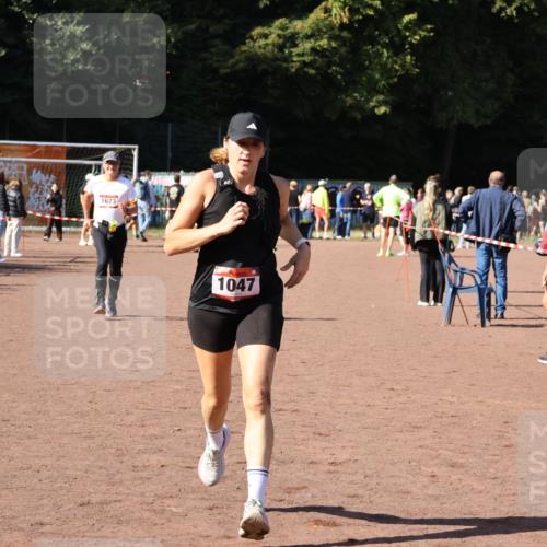 27.09.2026 - 35. Volkslauf durch das schöne Alstertal Strokosch-Dieckow http://msf.ph/oto/10586406 27.09.2026 12:10:36 Ziel 1047, 1673 meine-sportfotos.de