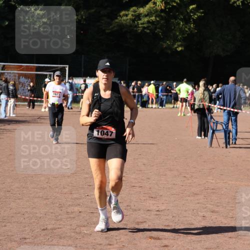 27.09.2026 - 35. Volkslauf durch das schöne Alstertal Strokosch-Dieckow http://msf.ph/oto/10586408 27.09.2026 12:10:36 Ziel 1047, 1673 meine-sportfotos.de