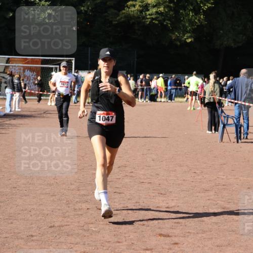 27.09.2026 - 35. Volkslauf durch das schöne Alstertal Strokosch-Dieckow http://msf.ph/oto/10586411 27.09.2026 12:10:36 Ziel 1047, 1673 meine-sportfotos.de