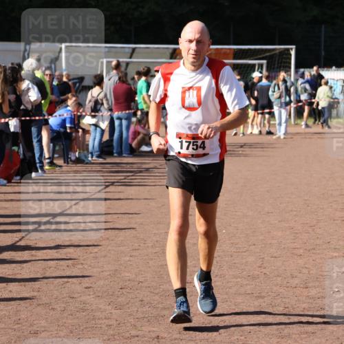 27.09.2026 - 35. Volkslauf durch das schöne Alstertal Strokosch-Dieckow http://msf.ph/oto/10586413 27.09.2026 12:10:29 Ziel 1047, 1754 meine-sportfotos.de