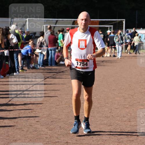 27.09.2026 - 35. Volkslauf durch das schöne Alstertal Strokosch-Dieckow http://msf.ph/oto/10586414 27.09.2026 12:10:29 Ziel 1047, 1754 meine-sportfotos.de