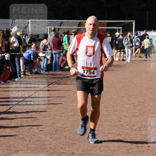 27.09.2026 - 35. Volkslauf durch das schöne Alstertal Strokosch-Dieckow http://msf.ph/oto/10586415 27.09.2026 12:10:29 Ziel 1047, 1754 meine-sportfotos.de