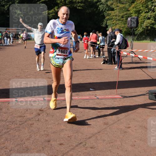 27.09.2026 - 35. Volkslauf durch das schöne Alstertal Strokosch-Dieckow http://msf.ph/oto/10586437 27.09.2026 12:10:21 Ziel 1077, 1568, 1607, 2418, 2420 meine-sportfotos.de