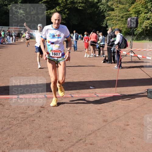 27.09.2026 - 35. Volkslauf durch das schöne Alstertal Strokosch-Dieckow http://msf.ph/oto/10586440 27.09.2026 12:10:21 Ziel 1077, 1568, 1607, 2418, 2420 meine-sportfotos.de
