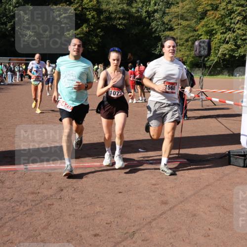 27.09.2026 - 35. Volkslauf durch das schöne Alstertal Strokosch-Dieckow http://msf.ph/oto/10586447 27.09.2026 12:10:18 Ziel 1040, 1049, 1077, 1116, 1568, 1607, 2418, 2420 meine-sportfotos.de