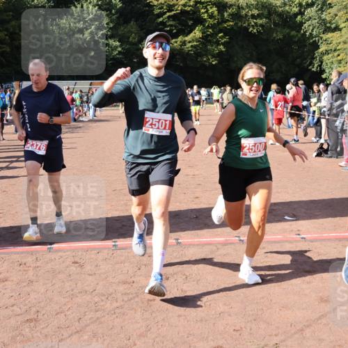 27.09.2026 - 35. Volkslauf durch das schöne Alstertal Strokosch-Dieckow http://msf.ph/oto/10586482 27.09.2026 12:10:04 Ziel 2328, 2367, 2376, 2431, 2500, 2501 meine-sportfotos.de