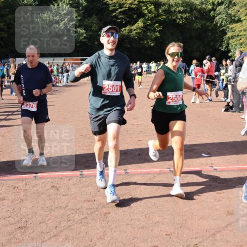 27.09.2026 - 35. Volkslauf durch das schöne Alstertal Strokosch-Dieckow http://msf.ph/oto/10586483 27.09.2026 12:10:04 Ziel 2328, 2367, 2376, 2431, 2500, 2501 meine-sportfotos.de
