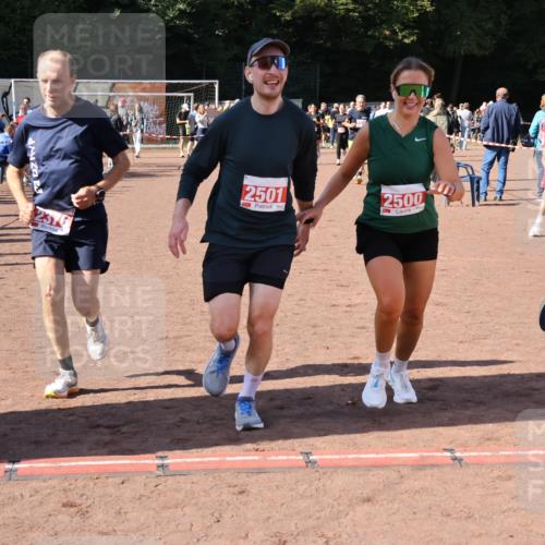 27.09.2026 - 35. Volkslauf durch das schöne Alstertal Strokosch-Dieckow http://msf.ph/oto/10586490 27.09.2026 12:10:04 Ziel 2328, 2367, 2376, 2431, 2500, 2501 meine-sportfotos.de