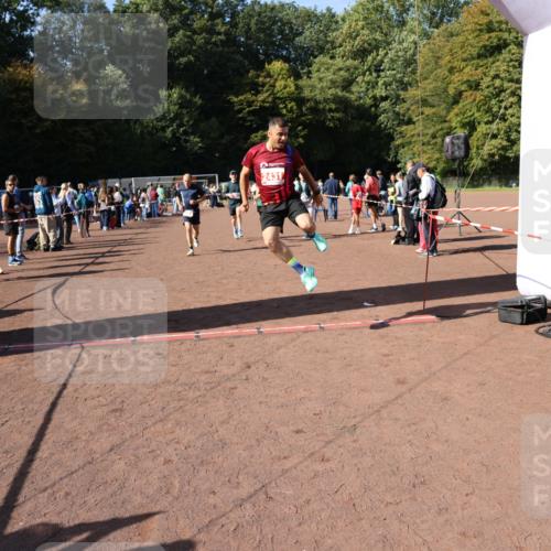27.09.2026 - 35. Volkslauf durch das schöne Alstertal Strokosch-Dieckow http://msf.ph/oto/10586495 27.09.2026 12:10:01 Ziel 2367, 2376, 2431, 2500, 2501 meine-sportfotos.de