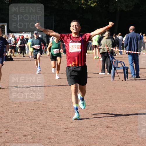 27.09.2026 - 35. Volkslauf durch das schöne Alstertal Strokosch-Dieckow http://msf.ph/oto/10586506 27.09.2026 12:09:59 Ziel 2367, 2376, 2431, 2500, 2501 meine-sportfotos.de