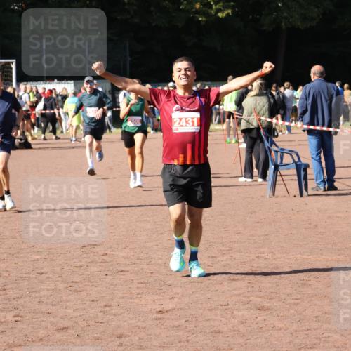 27.09.2026 - 35. Volkslauf durch das schöne Alstertal Strokosch-Dieckow http://msf.ph/oto/10586509 27.09.2026 12:09:59 Ziel 2367, 2376, 2431, 2500, 2501 meine-sportfotos.de