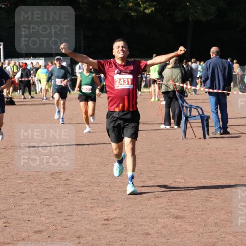 27.09.2026 - 35. Volkslauf durch das schöne Alstertal Strokosch-Dieckow http://msf.ph/oto/10586511 27.09.2026 12:09:59 Ziel 2367, 2376, 2431, 2500, 2501 meine-sportfotos.de