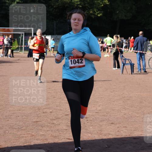 27.09.2026 - 35. Volkslauf durch das schöne Alstertal Strokosch-Dieckow http://msf.ph/oto/10586724 27.09.2026 12:07:31 Ziel 1042, 2351, 2445 meine-sportfotos.de