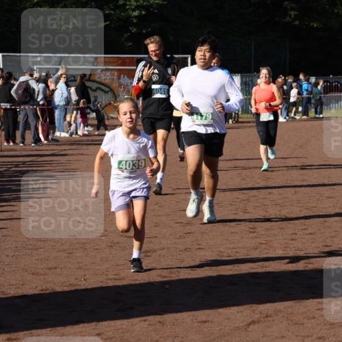 27.09.2026 - 35. Volkslauf durch das schöne Alstertal Strokosch-Dieckow http://msf.ph/oto/10586767 27.09.2026 11:00:25 Ziel 4039, 4041, 4080, 4093, 4095, 4153, 4161, 4179 meine-sportfotos.de