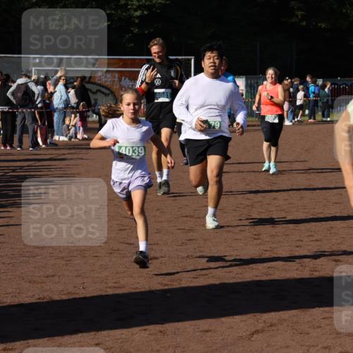 27.09.2026 - 35. Volkslauf durch das schöne Alstertal Strokosch-Dieckow http://msf.ph/oto/10586769 27.09.2026 11:00:25 Ziel 4039, 4041, 4080, 4093, 4095, 4153, 4161, 4179 meine-sportfotos.de