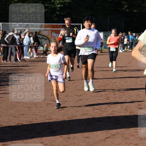 27.09.2026 - 35. Volkslauf durch das schöne Alstertal Strokosch-Dieckow http://msf.ph/oto/10586772 27.09.2026 11:00:24 Ziel 4039, 4041, 4080, 4093, 4095, 4153, 4161, 4179 meine-sportfotos.de