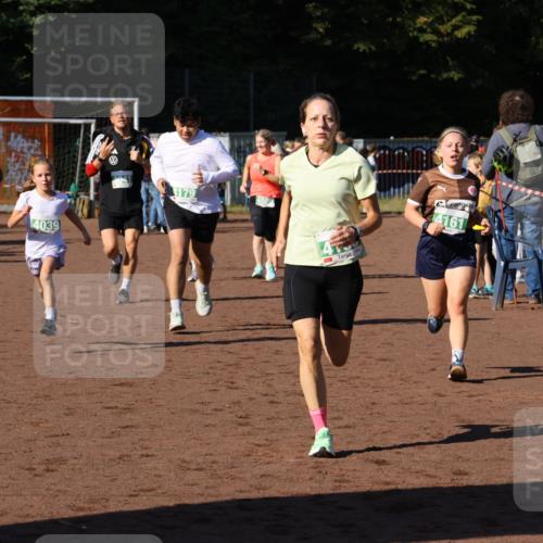 27.09.2026 - 35. Volkslauf durch das schöne Alstertal Strokosch-Dieckow http://msf.ph/oto/10586776 27.09.2026 11:00:23 Ziel 4039, 4041, 4080, 4093, 4095, 4153, 4161, 4179 meine-sportfotos.de