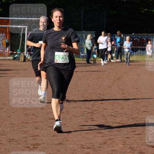 27.09.2026 - 35. Volkslauf durch das schöne Alstertal Strokosch-Dieckow http://msf.ph/oto/10586823 27.09.2026 10:59:40 Ziel 4047, 4049, 4165, 4235 meine-sportfotos.de