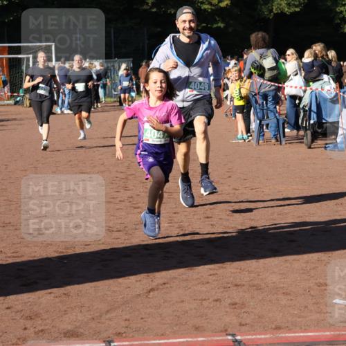 27.09.2026 - 35. Volkslauf durch das schöne Alstertal Strokosch-Dieckow http://msf.ph/oto/10586834 27.09.2026 10:59:37 Ziel 4047, 4049, 4165, 4235 meine-sportfotos.de