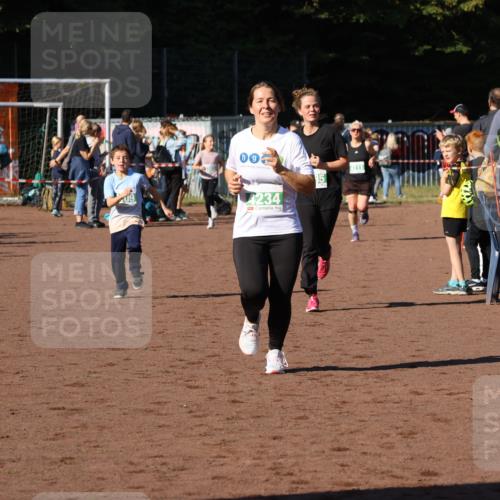 27.09.2026 - 35. Volkslauf durch das schöne Alstertal Strokosch-Dieckow http://msf.ph/oto/10586855 27.09.2026 10:59:20 Ziel 4109, 4185, 4234 meine-sportfotos.de