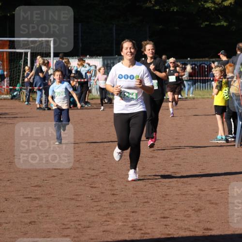 27.09.2026 - 35. Volkslauf durch das schöne Alstertal Strokosch-Dieckow http://msf.ph/oto/10586856 27.09.2026 10:59:20 Ziel 4109, 4185, 4234 meine-sportfotos.de