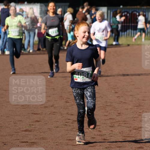 27.09.2026 - 35. Volkslauf durch das schöne Alstertal Strokosch-Dieckow http://msf.ph/oto/10586901 27.09.2026 10:58:08 Ziel 4087, 4121, 4239, 4242 meine-sportfotos.de