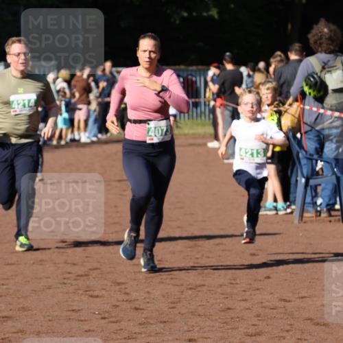27.09.2026 - 35. Volkslauf durch das schöne Alstertal Strokosch-Dieckow http://msf.ph/oto/10586920 27.09.2026 10:58:01 Ziel 4073, 4087, 4213, 4214 meine-sportfotos.de