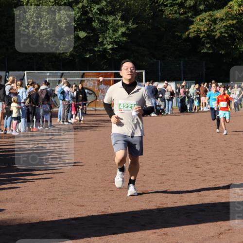 27.09.2026 - 35. Volkslauf durch das schöne Alstertal Strokosch-Dieckow http://msf.ph/oto/10586926 27.09.2026 10:57:52 Ziel 4098, 4140, 4141, 4162, 4204, 4221 meine-sportfotos.de